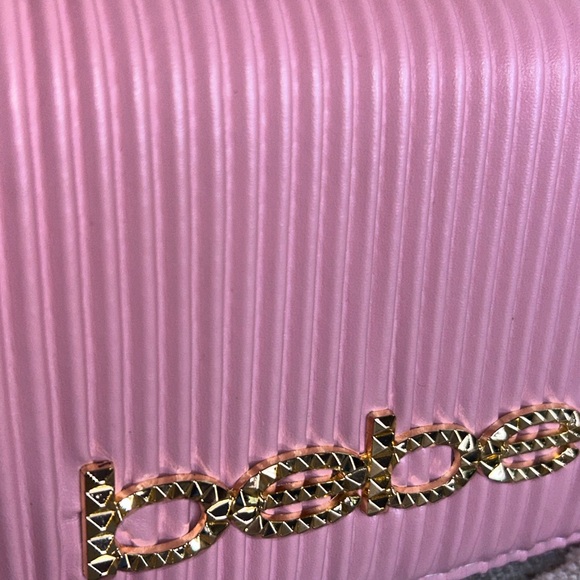 NWT Bebe pink accordion style top handle bag with a gold Crossbody chain - Picture 6 of 9